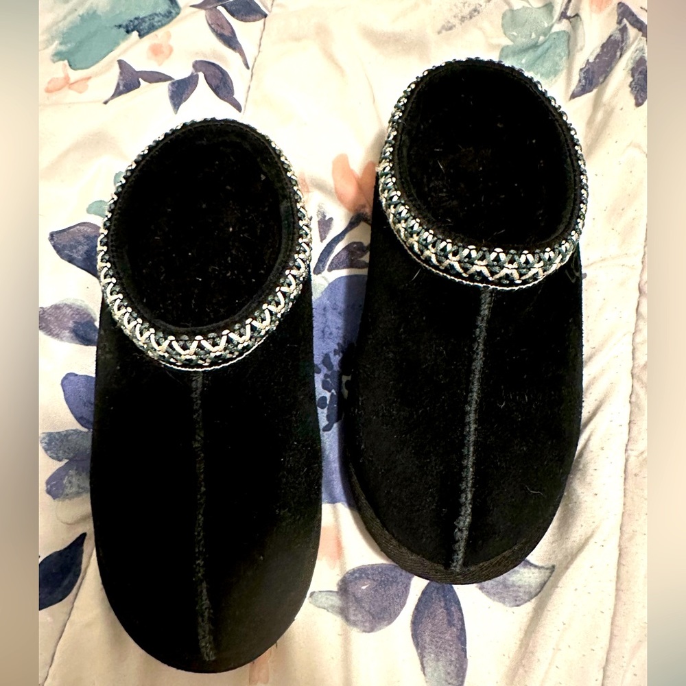 Slightly used kids UGG Tasman II slippers- Black size 1 little kids